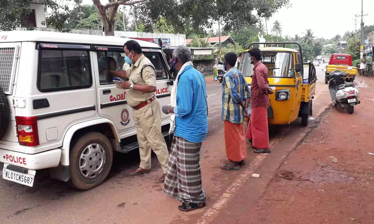 നവവ​രനോട്​ പെണ്ണുകെട്ടാൻ പോകണമെങ്കിൽ പിഴയടക്കണമെന്ന്​ പൊലീസ്​;   പാരിപ്പള്ളിയിൽ ജനങ്ങളെ പിഴയടപ്പിക്കലും പിഴിയലും തകൃതി