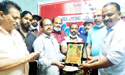 ഷാ​ജി​ക്ക് കേ​ളി യാ​ത്ര​യ​യ​പ്പ് ന​ൽ​കി