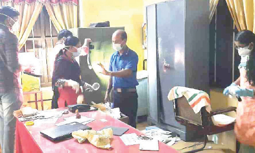 സർക്കാർ സ്ഥാപനങ്ങളിൽ മോഷണം; 31,500 രൂപയും കാമറയും കവർന്നു സർക്കാർ സ്ഥാപനങ്ങളിൽ മോഷണം; 31,500 രൂപയും കാമറയും കവർന്നു