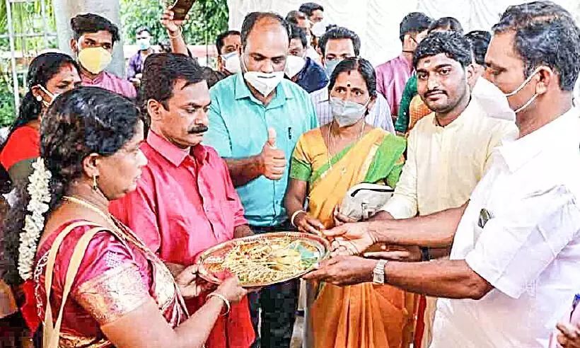 സ്ത്രീധനത്തിനെതിരെ മാതൃകയായി വിവാഹം, ആ​ഭ​ര​ണ​ങ്ങ​ൾ തി​രി​ച്ചു​ന​ൽ​കി