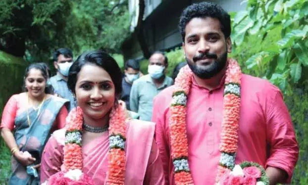 താലിയുമില്ല, മോതിരവുമില്ല, പൊന്നിന്റെ അകമ്പടിയില്ലാതെ അവർ വിവാഹിതരായി താലിയുമില്ല, മോതിരവുമില്ല, പൊന്നിന്റെ അകമ്പടിയില്ലാതെ അവർ വിവാഹിതരായി