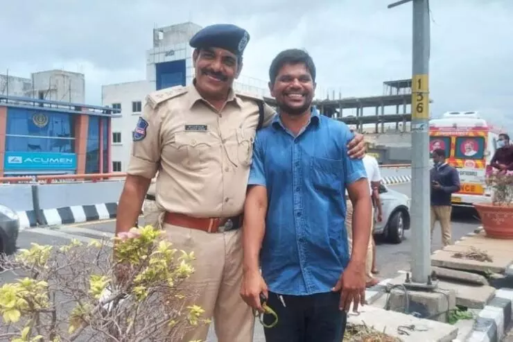 രക്ഷാപ്രവർത്തനം നടത്തിയ രവി പൊലീസ്​ ഉദ്യോഗസ്​ഥനോടൊപ്പം