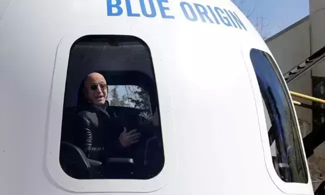 223 കോടി നൽകി ടിക്കറ്റെടുത്തയാൾ പോകില്ല; ബെസോസിനൊപ്പം ബഹിരാകാശത്തേക്ക്​ ഭാഗ്യംലഭിച്ച്​ 18കാരൻ