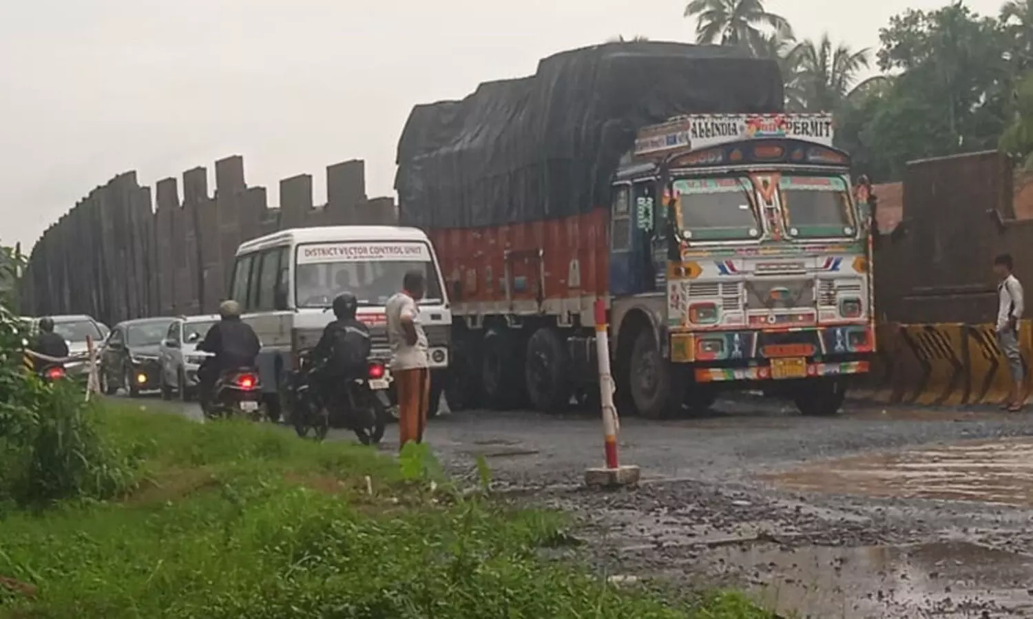 കണ്ണൂർ-തലശ്ശേരി ദേശീയപാതയിൽ ലോറി കുഴിയിൽപ്പെട്ട്​ ഗതാഗതം സ്​തംഭിച്ചു