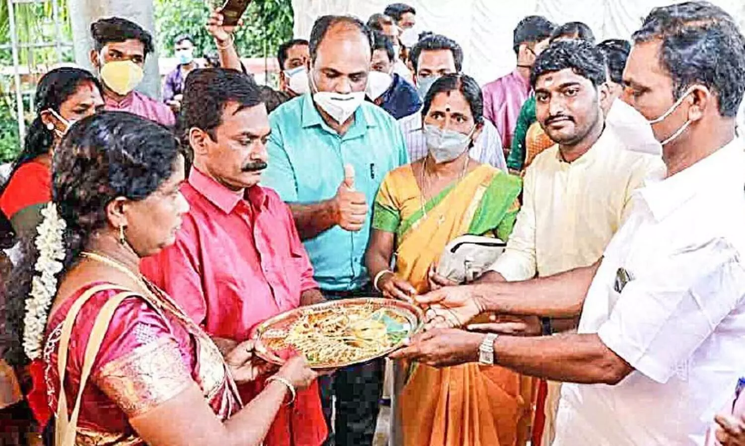 സ്ത്രീധനത്തിനെതിരെ മാതൃകയായി വിവാഹം, ആ​ഭ​ര​ണ​ങ്ങ​ൾ തി​രി​ച്ചു​ന​ൽ​കി