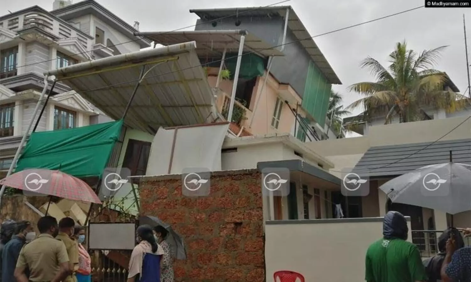 കളമശ്ശേരി കൂനംതൈയിൽ താഴേക്കിരുന്ന് ചെരഞ്ഞ കെട്ടിടം