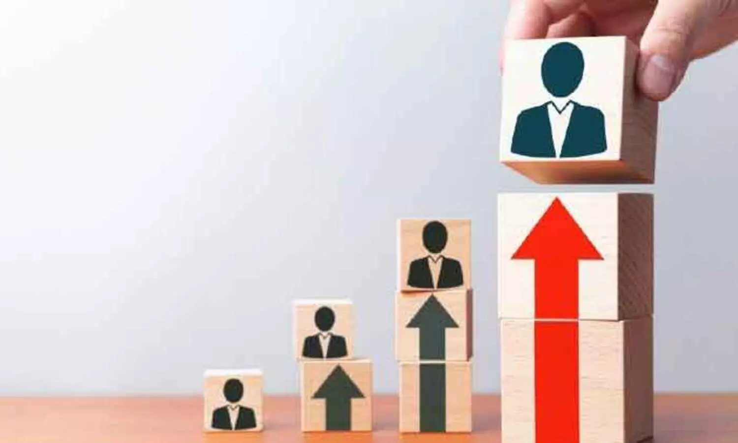 6,600 ഉദ്യോഗസ്​ഥർക്ക്​ സ്​ഥാനക്കയറ്റം നൽകി ശൈഖ്​ മുഹമ്മദി​െൻറ ഉത്തരവ്​