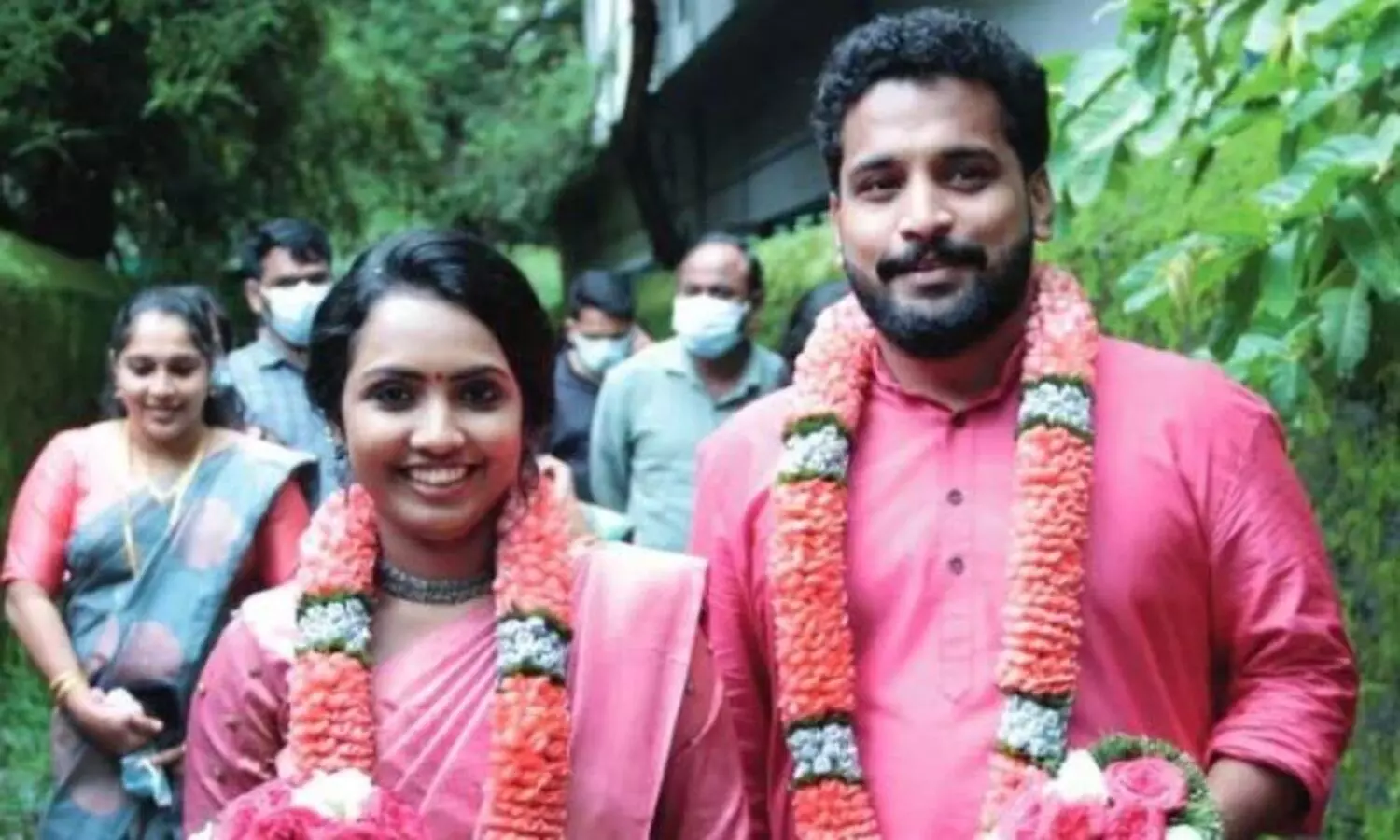 താലിയുമില്ല, മോതിരവുമില്ല, പൊന്നിന്‍റെ അകമ്പടിയില്ലാതെ അവർ വിവാഹിതരായി