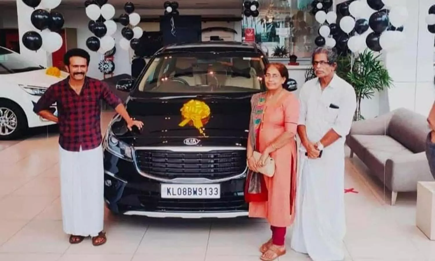 actor shine tom chacko brought new kia carnival