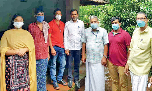 ആ​തി​ര ത​നി​ച്ച​ല്ല, ചേ​ർ​ത്തു​പി​ടി​ക്കാ​ൻ നാ​ടൊ​രു​ങ്ങു​ന്നു