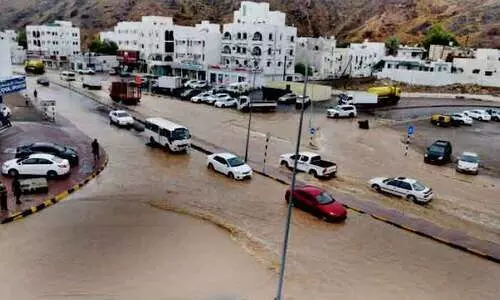 ഒമാനിൽ ശക്തമായ കാറ്റും മഴയും