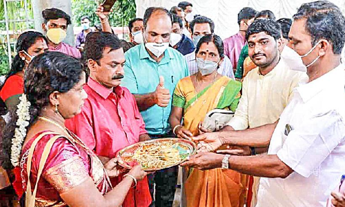 സ്ത്രീധനത്തിനെതിരെ മാതൃകയായി വിവാഹം, ആ​ഭ​ര​ണ​ങ്ങ​ൾ തി​രി​ച്ചു​ന​ൽ​കി