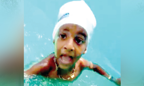 നീന്തൽകുളത്തിലെ താരമായി നാലു വയസ്സുകാരൻ