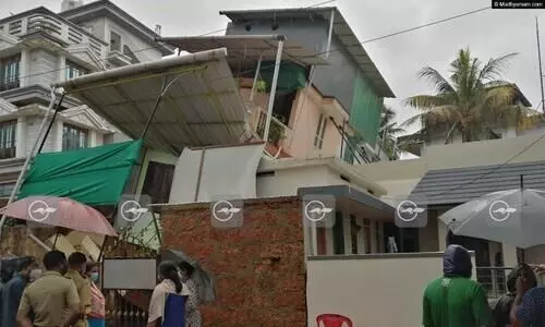 കളമശ്ശേരി കൂനംതൈയിൽ താഴേക്കിരുന്ന് ചെരഞ്ഞ കെട്ടിടം