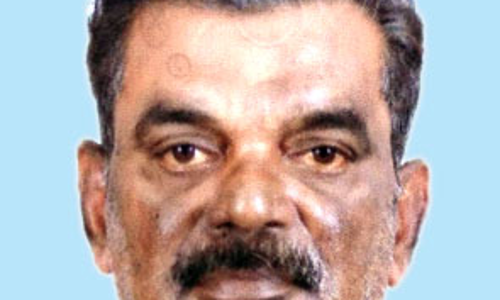 കാ​ർ ഓ​ട്ടോ​യി​ലും ലോ​റി​യി​ലും ഇ​ടി​ച്ച് ഓ​ട്ടോ ഡ്രൈ​വ​ർ മ​രി​ച്ചു