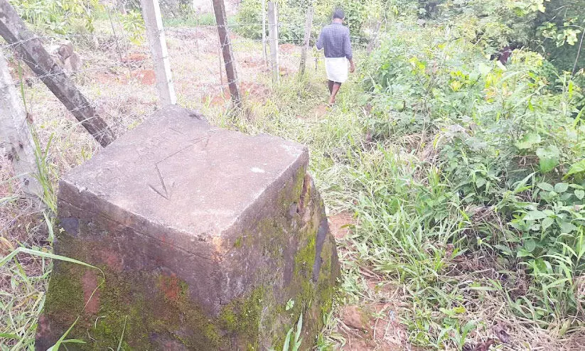 ആദിവാസി ചോലനായ്ക്ക കുടുംബങ്ങൾ പതിറ്റാണ്ടുകളായി ഉപയോഗിക്കുന്ന നടപ്പാത റിസോർട്ടുടമ  കെട്ടി അടച്ചു