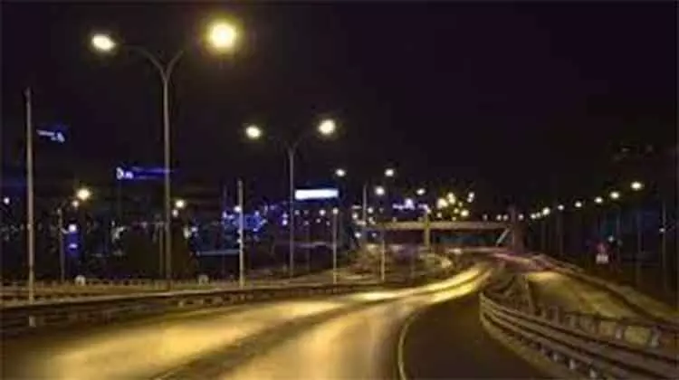 സമ്പൂർണ ലോക്ഡൗൺ നാലുദിവസമാക്കി സമ്പൂർണ ലോക്ഡൗൺ നാലുദിവസമാക്കി