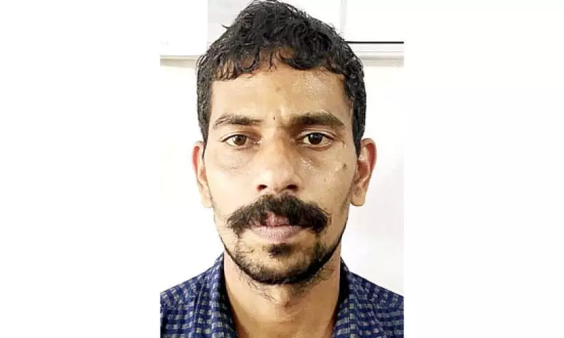 15 കാരിയെ കബളിപ്പിച്ച് മൂന്നുപവൻ കവർന്നയാൾ പിടിയിൽ 15 കാരിയെ കബളിപ്പിച്ച് മൂന്നുപവൻ കവർന്നയാൾ പിടിയിൽ