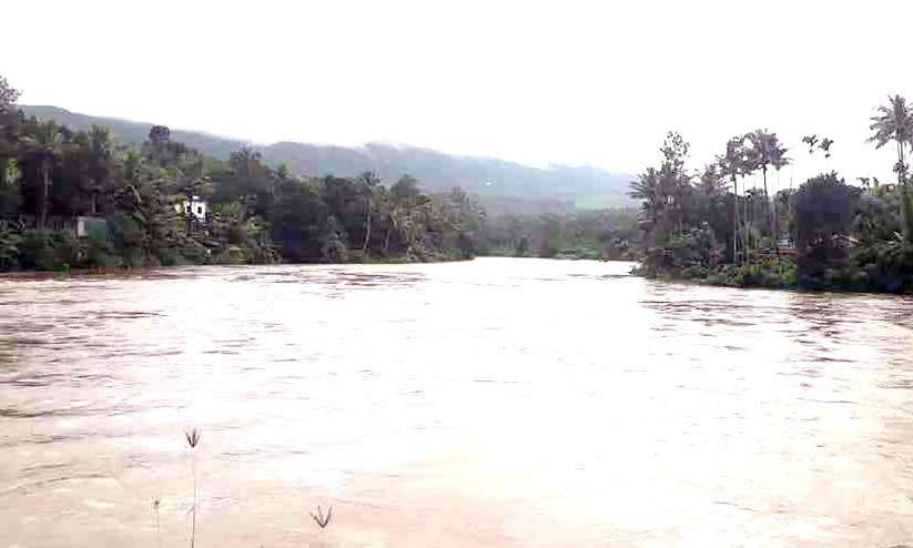 പെരിയാർ കരകവിഞ്ഞു; താഴ്ന്ന പ്രദേശങ്ങൾ വെള്ളത്തിൽ പെരിയാർ കരകവിഞ്ഞു; താഴ്ന്ന പ്രദേശങ്ങൾ വെള്ളത്തിൽ