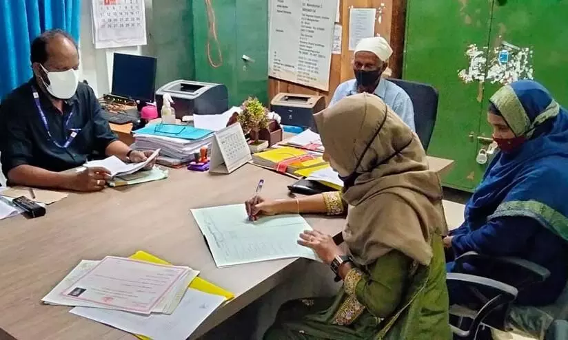 പഠിച്ച വിദ്യാലയത്തിൽ തന്നെ ജോയിൻ ചെയ്യാൻ സാധിച്ചതിൽ അഭിമാനം; എന്റെ സാഹചര്യങ്ങളോട് പൊരുതി നേടിയ വിജയമാണിത് -പ്രചോദനമാണ് ഈ ഒന്നാം റാങ്കുകാരിയുടെ ജീവിതം പഠിച്ച വിദ്യാലയത്തിൽ തന്നെ ജോയിൻ ചെയ്യാൻ സാധിച്ചതിൽ അഭിമാനം; എന്റെ സാഹചര്യങ്ങളോട് പൊരുതി നേടിയ വിജയമാണിത് -പ്രചോദനമാണ് ഈ ഒന്നാം റാങ്കുകാരിയുടെ ജീവിതം