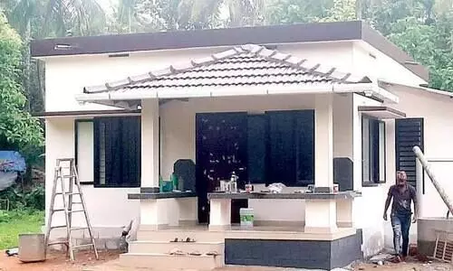 ഗു​രു​വും സു​മ​ന​സ്സു​ക​ളും കൈ​കോ​ർ​ത്തു; കു​ടും​ബ​ത്തി​ന് സ്നേ​ഹ​വീ​ട്​ ഒ​രു​ങ്ങി