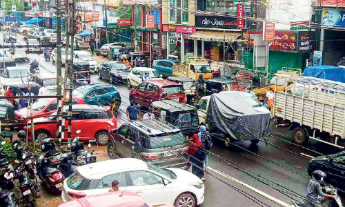 എന്നഴിയും വളാഞ്ചേരിയിലെ ഗതാഗതക്കുരുക്ക് എന്നഴിയും വളാഞ്ചേരിയിലെ ഗതാഗതക്കുരുക്ക്