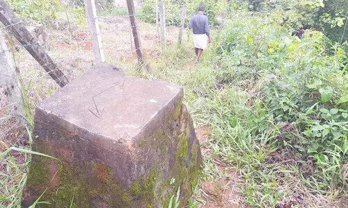 ആദിവാസി ചോലനായ്ക്ക കുടുംബങ്ങൾ പതിറ്റാണ്ടുകളായി ഉപയോഗിക്കുന്ന നടപ്പാത റിസോർട്ടുടമ  കെട്ടി അടച്ചു