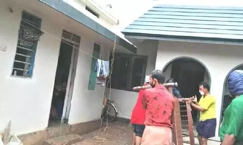 നടുക്കംമാറാതെ അയൽവാസികൾ നടുക്കംമാറാതെ അയൽവാസികൾ