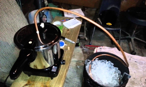 ചാരായം വാറ്റുന്നതിനിടെ ആർ.എസ്.എസ് നേതാവും സുഹൃത്തും പിടിയിൽ