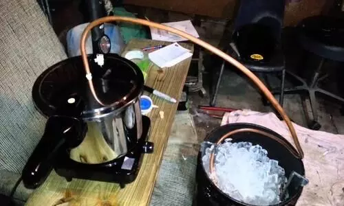 ചാരായം വാറ്റുന്നതിനിടെ ആർ.എസ്.എസ് നേതാവും സുഹൃത്തും പിടിയിൽ