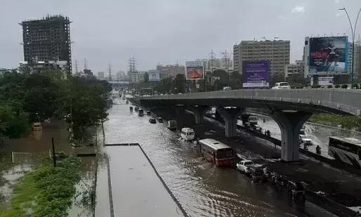മുംബൈയിൽ കനത്ത മഴ; മണ്ണിടിച്ചിൽ- 10 മരണം, നിരവധി പേരെ കാണാതായി