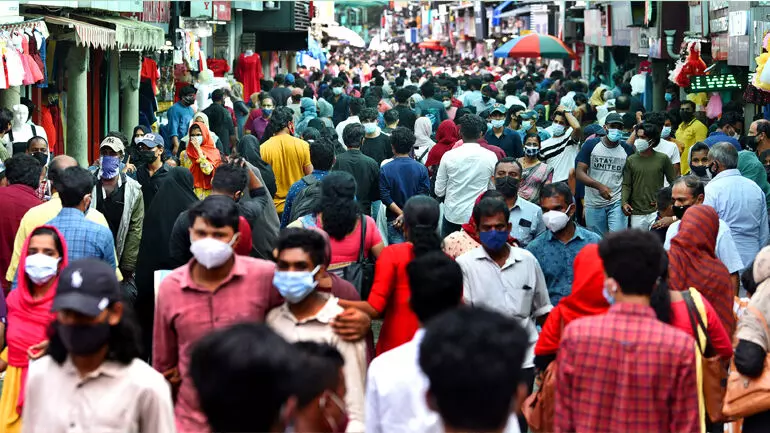 കടകൾ തുറന്നു; കുട്ടികളുമായി വരരുതെന്ന് പൊലീസ്, തിരക്ക് നിയന്ത്രിക്കും കടകൾ തുറന്നു; കുട്ടികളുമായി വരരുതെന്ന് പൊലീസ്, തിരക്ക് നിയന്ത്രിക്കും