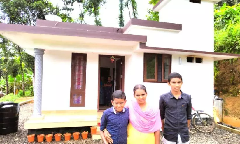 സനിതക്കും രണ്ടുമക്കൾക്കും സ്വന്തംവീട്ടിൽ അന്തിയുറങ്ങാം സനിതക്കും രണ്ടുമക്കൾക്കും സ്വന്തംവീട്ടിൽ അന്തിയുറങ്ങാം