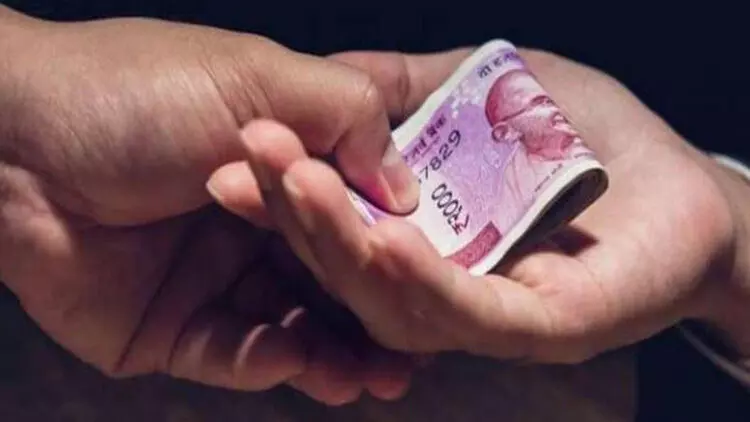 16 ലക്ഷം കൈക്കൂലിയുമായി റവന്യൂ ഉദ്യോഗസ്ഥൻ പിടിയിൽ