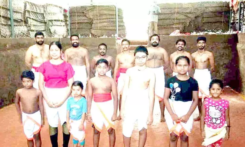 കളരിയിലെ വടക്കൻ ചിട്ടയുമായി ഗിജിൻലാൽ കളരിയിലെ വടക്കൻ ചിട്ടയുമായി ഗിജിൻലാൽ