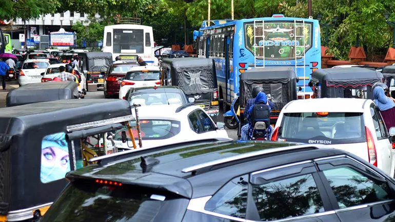 കടകളിൽ തിരക്ക് കുറയ്ക്കാൻ ടോക്കൺ കൊടുക്കണമെന്ന് പൊലീസ് കടകളിൽ തിരക്ക് കുറയ്ക്കാൻ ടോക്കൺ കൊടുക്കണമെന്ന് പൊലീസ്