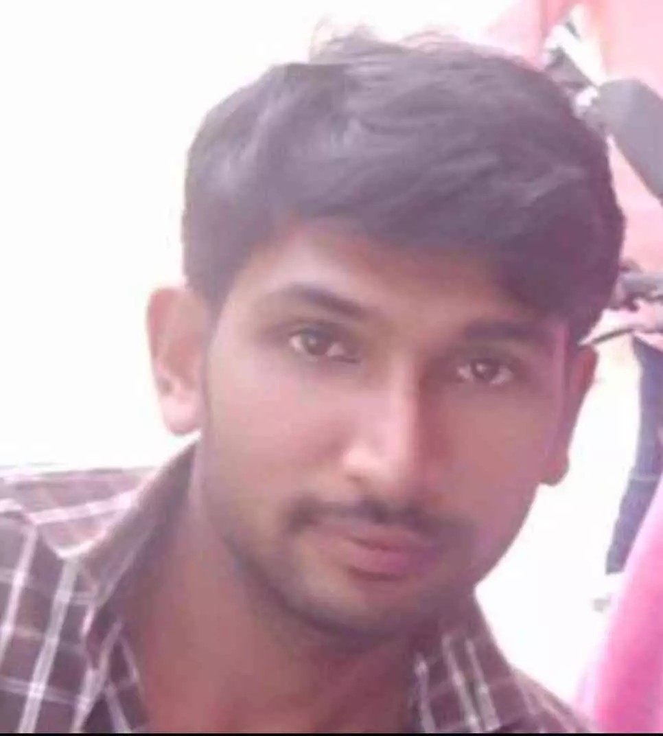 ഫ്ളാറ്റിനു മുകളില് നിന്നും വീണ് യുവാവ് മരിച്ചു ഫ്ളാറ്റിനു മുകളില് നിന്നും വീണ് യുവാവ് മരിച്ചു