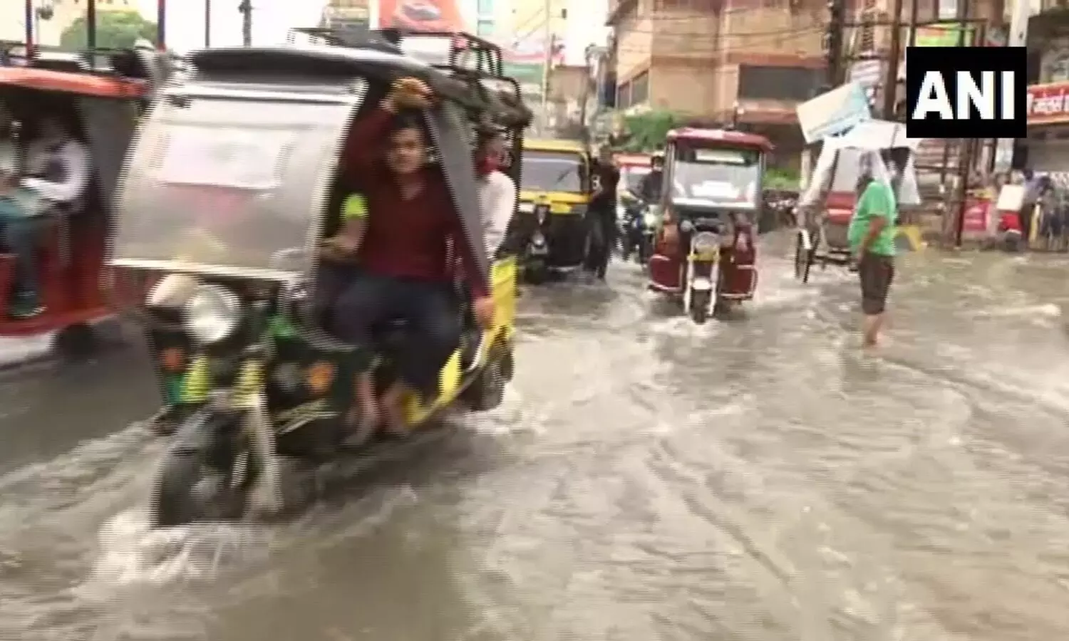 മുംബൈയിൽ കനത്ത മഴയും മണ്ണിടിച്ചിലും; മരണം 20 കടന്നു