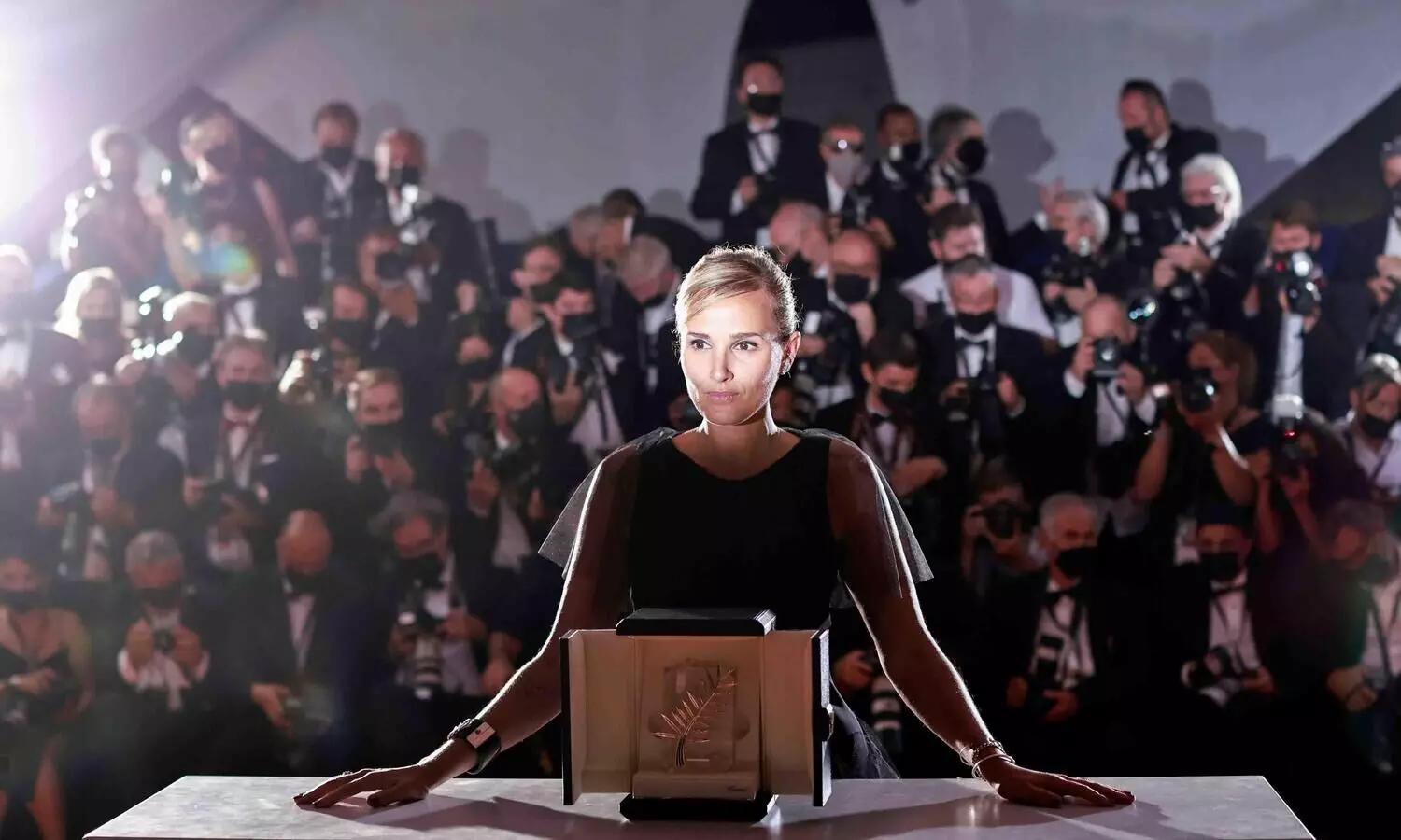 കാനിൽ വെന്നിക്കൊടി പാറിച്ച്​ ജൂലിയ ഡുകർനോ; പാം ഡി ഓര്‍ നേടുന്ന രണ്ടാമത്തെ വനിത