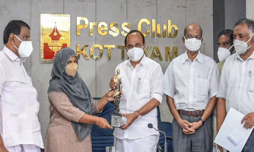 സഞ്ജയ് ചന്ദ്രശേഖരൻ പുരസ്കാരം പി. ജസീലക്ക് സമ്മാനിച്ചു