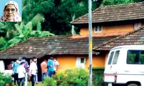 ഒറ്റക്ക് താമസിച്ചിരുന്ന വയോധികയെ  ശ്വാസംമുട്ടിച്ച് കൊലപ്പെടുത്തി