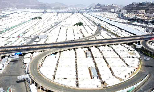 അ​​ണി​​ഞ്ഞൊ​​രു​​ങ്ങി മി​​നാ താ​​ഴ്വാ​​രം