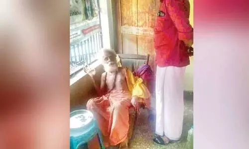 അവശനായ വയോധികനെ അഗതിമന്ദിരത്തിലേക്കു മാറ്റി