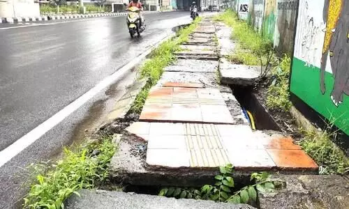 നടപ്പാതയോ ഇത്​ വാരിക്കുഴിയോ