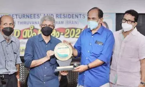 വി​ദ്യാ​ർ​ഥി​ക​ൾ​ക്ക് സ്​​മാ​ർ​ട്ട്‌ ഫോ​ൺ ന​ൽ​കി ബ്രെ​യി​ൻ