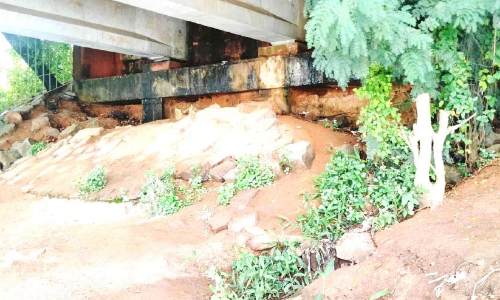 കുമ്പളങ്ങി-പെരുമ്പടപ്പ് പാലം: തൂണിനടിയിൽനിന്ന്​ മണൽ ഒലിച്ചുപോകുന്നു
