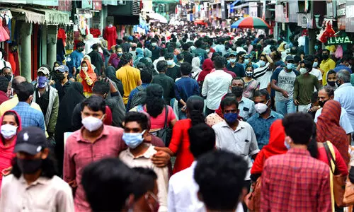 കടകൾ തുറന്നു; കുട്ടികളുമായി വരരുതെന്ന്​ പൊലീസ്, തിരക്ക്​ നിയന്ത്രിക്കും​