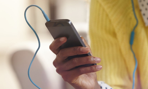 ഹെഡ്ഫോണിനെച്ചൊല്ലി തർക്കം; ബന്ധുവായ യുവാവിൻെറ ആക്രമണത്തിൽ 20കാരി കൊല്ലപ്പെട്ടു