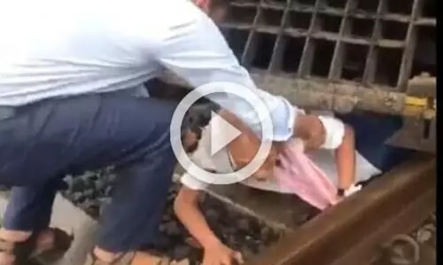 ലോക്കോപൈലറ്റിന്റെ സമയോചിത ഇടപെടൽ; ട്രെയിനി‍നടിയിൽ കുടുങ്ങിയ വയോധികൻ രക്ഷപ്പെട്ടത് തലനാരിഴക്ക്