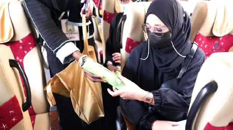 തീ​ർ​ഥാ​ട​ക​ർ​ക്ക്​ മ​ത​കാ​ര്യ വ​കു​പ്പി​െൻറ കു​ട​ക​ളും